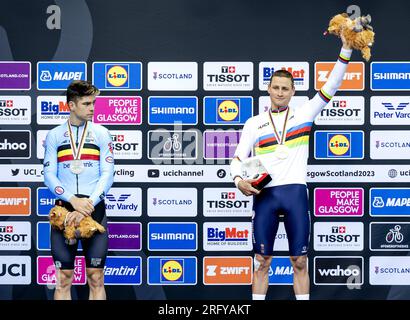 GLASGOW - Mathieu van der Poel sul podio del titolo mondiale dopo aver vinto la gara su strada ai Campionati del mondo di ciclismo. Wout van Aert finì secondo. Van der Poel è il primo campione del mondo olandese tra i professionisti dopo Joop Zoetemelk. ANP ROBIN VAN LONKHUIJSEN Foto Stock