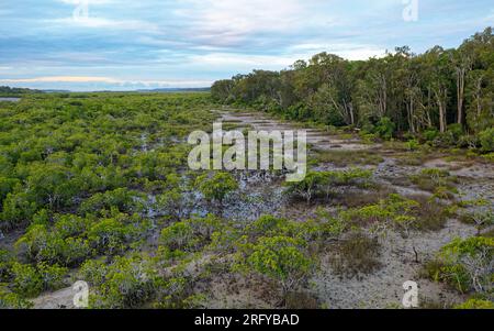 Il Great Sandy Strait in Australia separa il Queensland continentale da Fraser Island, da Hervey Bay a Inskip Point, turismo e pesca commerciale, MAN Foto Stock