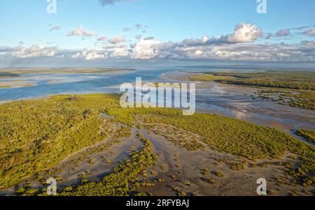 Il Great Sandy Strait in Australia separa il Queensland continentale da Fraser Island, da Hervey Bay a Inskip Point, turismo e pesca commerciale, MAN Foto Stock