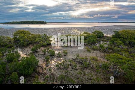 Il Great Sandy Strait in Australia separa il Queensland continentale da Fraser Island, da Hervey Bay a Inskip Point, turismo e pesca commerciale, MAN Foto Stock