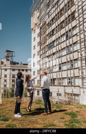 Un giovane team di architetti di successo che parla del progetto attuale mentre lavora in remoto in città Foto Stock