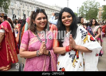 Whitehall, Londra, Regno Unito. 6 agosto 2023. Giornata nazionale del telaio manuale: Le donne britanniche in sari organizzano la «Saree Walkathon 2023» a sostegno delle donne in India tessitrici tradizionali del telaio a mano, sari dell'India. Le donne indiane sono orgogliose della loro tradizione, che è in corso da oltre mille anni ed è ancora indossata quotidianamente dalle donne indiane di tutto il mondo oggi. La colonizzazione britannica dell'India per tre secoli non ha cambiato affatto la tradizione e la cultura dell'India. Credito: Vedere li/Picture Capital/Alamy Live News Foto Stock