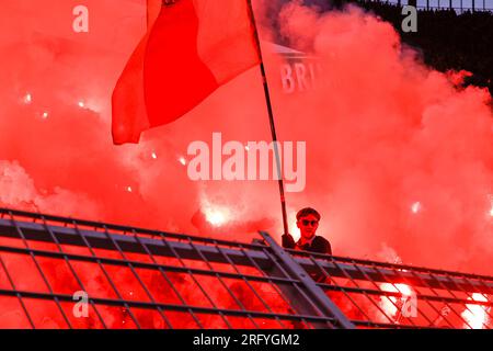 06-08-2023: Sport: Borussia Dortmund contro Ajax (amichevole) DORTMUND, GERMANIA - 6 AGOSTO: Fan dell'Ajax con fuochi d'artificio durante la partita amico pre-stagione Foto Stock