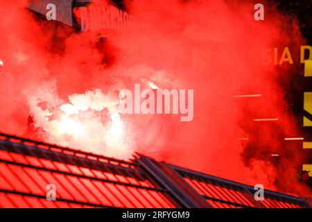 06-08-2023: Sport: Borussia Dortmund contro Ajax (amichevole) DORTMUND, GERMANIA - 6 AGOSTO: Fan dell'Ajax con fuochi d'artificio durante la partita amico pre-stagione Foto Stock