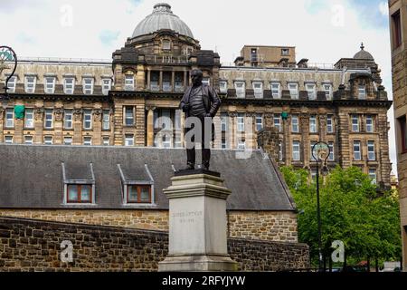 Statua di Cathedral Square, James Arthur (1819-1885), produttore di abbigliamento e uno dei più grandi rivenditori di abbigliamento della Gran Bretagna all'epoca, Glasgow. Foto Stock