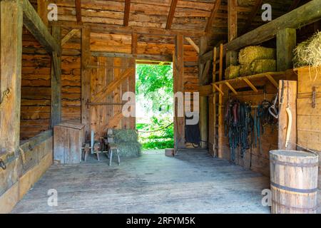 Uno dei primi edifici del villaggio, questa casa è sopravvissuta alle molte case in legno a camera singola costruite dai lealisti lungo il lungofiume Foto Stock