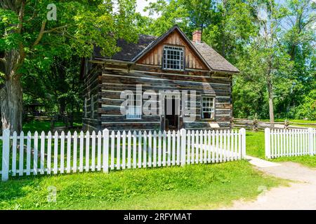 La sartoria del villaggio si trova in una piccola casa in pietra all'angolo tra Queen Street e Maple Road. La casa è un ottimo esempio di muratura Foto Stock
