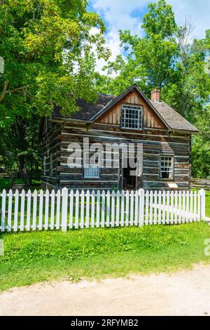 La sartoria del villaggio si trova in una piccola casa in pietra all'angolo tra Queen Street e Maple Road. La casa è un ottimo esempio di muratura Foto Stock