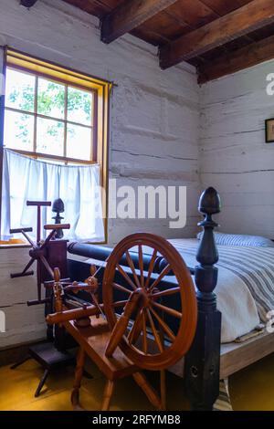 La sartoria del villaggio si trova in una piccola casa in pietra all'angolo tra Queen Street e Maple Road. La casa è un ottimo esempio di muratura Foto Stock