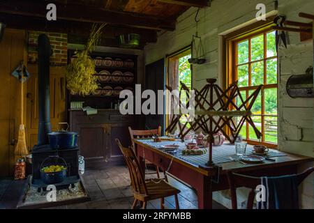 La sartoria del villaggio si trova in una piccola casa in pietra all'angolo tra Queen Street e Maple Road. La casa è un ottimo esempio di muratura Foto Stock