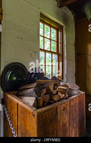 La sartoria del villaggio si trova in una piccola casa in pietra all'angolo tra Queen Street e Maple Road. La casa è un ottimo esempio di muratura Foto Stock
