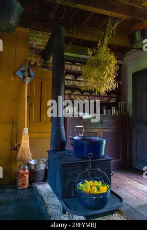 La sartoria del villaggio si trova in una piccola casa in pietra all'angolo tra Queen Street e Maple Road. La casa è un ottimo esempio di muratura Foto Stock