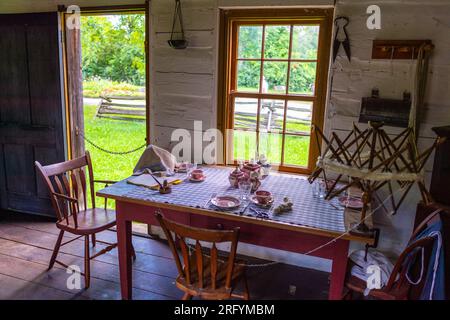 La sartoria del villaggio si trova in una piccola casa in pietra all'angolo tra Queen Street e Maple Road. La casa è un ottimo esempio di muratura Foto Stock