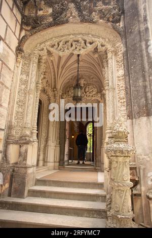 Affascinante miscela di intricata architettura gotica e ricca storia a Quinta da Regaleira, un tesoro senza tempo a Sintra, Portogallo Foto Stock