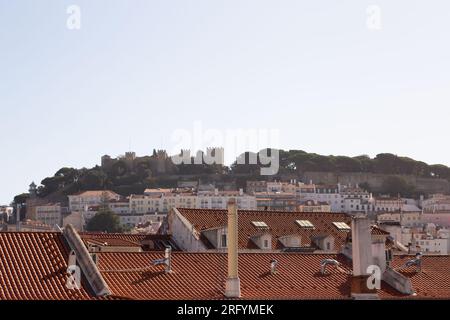 Accattivante Lisbona dall'alto: Le scappate sul tetto svelano il cuore della città, mescolando fascino storico, vibrazioni urbane e vivaci scene di strada Foto Stock