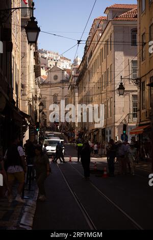 Le strade animate di Bairro alto svelano storie sulla vita di Lisbona: Un vivace arazzo di cultura, colori e attimi accattivanti congelati nel tempo Foto Stock