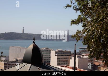 Accattivante Lisbona dall'alto: Le scappate sul tetto svelano il cuore della città, mescolando fascino storico, vibrazioni urbane e vivaci scene di strada Foto Stock