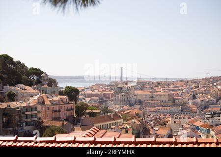 Accattivante Lisbona dall'alto: Le scappate sul tetto svelano il cuore della città, mescolando fascino storico, vibrazioni urbane e vivaci scene di strada Foto Stock