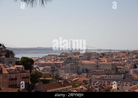 Accattivante Lisbona dall'alto: Le scappate sul tetto svelano il cuore della città, mescolando fascino storico, vibrazioni urbane e vivaci scene di strada Foto Stock