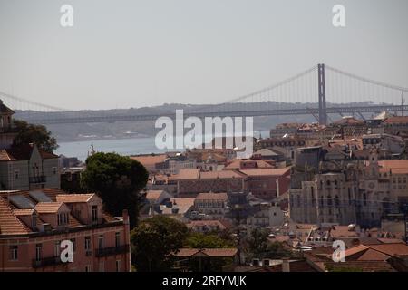 Accattivante Lisbona dall'alto: Le scappate sul tetto svelano il cuore della città, mescolando fascino storico, vibrazioni urbane e vivaci scene di strada Foto Stock