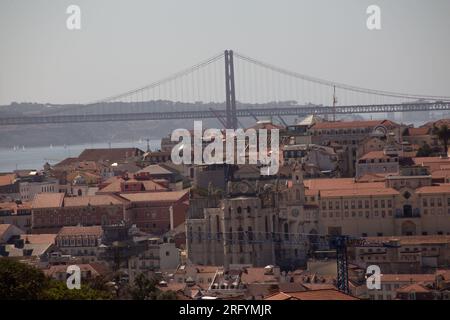 Accattivante Lisbona dall'alto: Le scappate sul tetto svelano il cuore della città, mescolando fascino storico, vibrazioni urbane e vivaci scene di strada Foto Stock