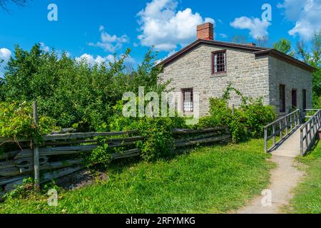 La sartoria del villaggio si trova in una piccola casa in pietra all'angolo tra Queen Street e Maple Road. La casa è un ottimo esempio di muratura Foto Stock