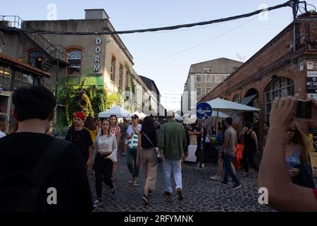 LX Factory: Dove la creatività urbana prospera. Esplora l'innovativo paradiso di Lisbona che unisce arte, cultura e vivaci scene di strada Foto Stock