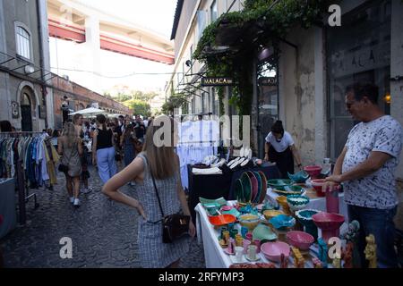 LX Factory: Dove la creatività urbana prospera. Esplora l'innovativo paradiso di Lisbona che unisce arte, cultura e vivaci scene di strada Foto Stock