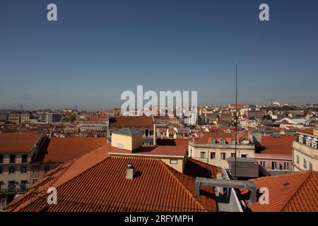 Accattivante Lisbona dall'alto: Le scappate sul tetto svelano il cuore della città, mescolando fascino storico, vibrazioni urbane e vivaci scene di strada Foto Stock