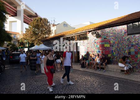 LX Factory: Dove la creatività urbana prospera. Esplora l'innovativo paradiso di Lisbona che unisce arte, cultura e vivaci scene di strada Foto Stock