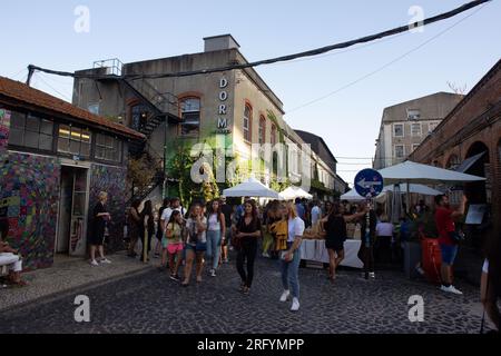 LX Factory: Dove la creatività urbana prospera. Esplora l'innovativo paradiso di Lisbona che unisce arte, cultura e vivaci scene di strada Foto Stock