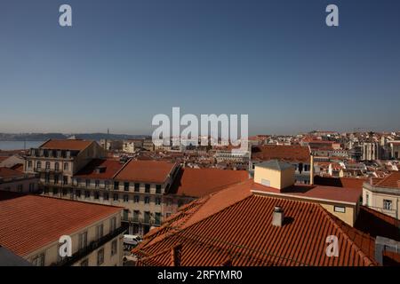 Accattivante Lisbona dall'alto: Le scappate sul tetto svelano il cuore della città, mescolando fascino storico, vibrazioni urbane e vivaci scene di strada Foto Stock