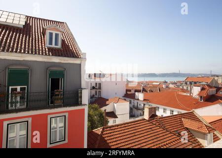 Accattivante Lisbona dall'alto: Le scappate sul tetto svelano il cuore della città, mescolando fascino storico, vibrazioni urbane e vivaci scene di strada Foto Stock