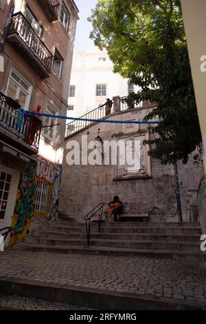 Le strade animate di Bairro alto svelano storie sulla vita di Lisbona: Un vivace arazzo di cultura, colori e attimi accattivanti congelati nel tempo Foto Stock