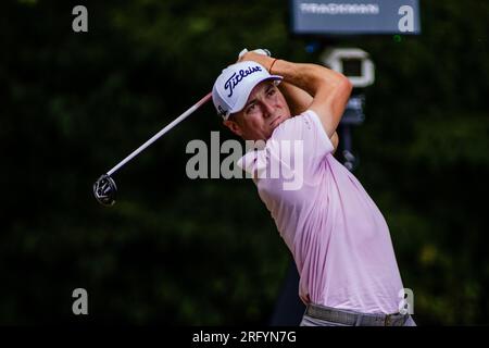 6 agosto 2023: Justin Thomas fa due tiri fuori durante l'ultimo giorno del Wyndham Championship 2023 al Sedgefield Country Club di Greensboro, NC. Scott Kinser/CSM Foto Stock