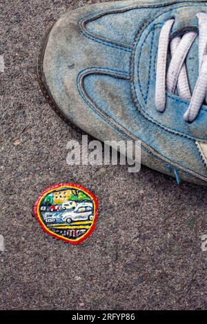Primo piano di un'intricata opera d'arte in miniatura dipinta su un pezzo di gomme da masticare gettato sul marciapiede di Londra, Regno Unito, Foto Stock