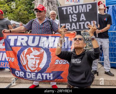 WASHINGTON, D.C. - 3 agosto 2023: Dimostranti e altri vengono visti vicino a un tribunale federale il giorno di un'udienza di accusa per Donald Trump. Foto Stock