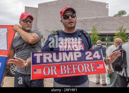 WASHINGTON, D.C. - 3 agosto 2023: Dimostranti e altri vengono visti vicino a un tribunale federale il giorno di un'udienza di accusa per Donald Trump. Foto Stock