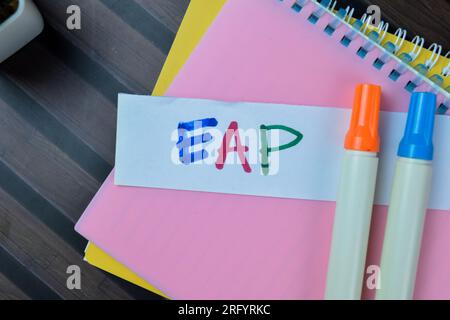 Concetto di scrittura EAP sulle note adesive isolate su un tavolo in legno. Foto Stock