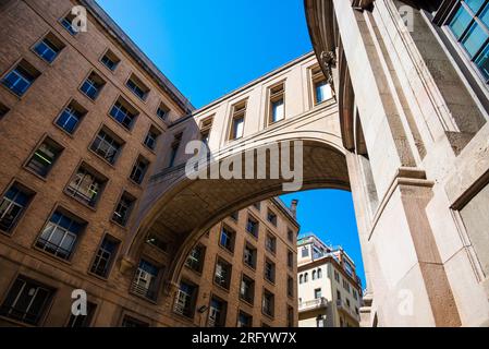 Barcellona, Spagna - maggio 26 2022: Un fantastico ponte che collega due edifici nel quartiere Gotico. Foto Stock