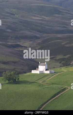 Arroccato su una montagna illuminata dal sole nel Parco Nazionale di Cairngorms, il Castello di Corgarff nell'Aberdeenshire è circondato da Moorland Foto Stock