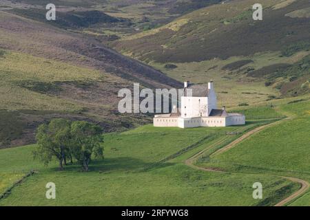 Il sole della mattina presto in estate sul Castello di Corgarff sul bordo di Moorland nel Parco Nazionale di Cairngorms Foto Stock