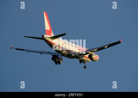 Helsinki / Finlandia - 5 AGOSTO 2023: Airbus A320, operato da Lauda Europe, si avvicina all'aeroporto durante il tramonto. Foto Stock
