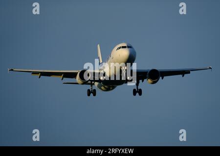 Helsinki / Finlandia - 5 AGOSTO 2023: Airbus A320, operato da Finnair, si avvicina all'aeroporto durante il tramonto. Foto Stock