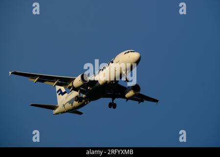 Helsinki / Finlandia - 5 AGOSTO 2023: Airbus A320, operato da Finnair, si avvicina all'aeroporto durante il tramonto. Foto Stock