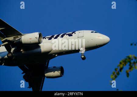 Helsinki / Finlandia - 5 AGOSTO 2023: Airbus A320, operato da Finnair, si avvicina all'aeroporto durante il tramonto. Foto Stock