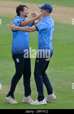 Northampton 6 agosto 2023 : Jack White festeggia con Tom Taylor del Northamptonshire dopo aver preso il wicket di Tom Alsop degli SQUALI DEL SUSSEX durante l'over one day cup match 50 tra Northamptonshire Steelbacks e Sussex Sharks al County Ground Northampton il 6 agosto 2023 Northampton Inghilterra . Foto Stock