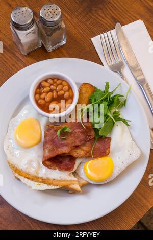 Colazione all'inglese con uova fritte, pancetta e fagioli Foto Stock