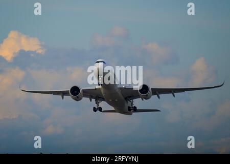 Helsinki / Finlandia - 5 AGOSTO 2023: Un Airbus A350, operato dalla compagnia di bandiera finlandese Finnair, in partenza dall'aeroporto di Helsinki. Foto Stock