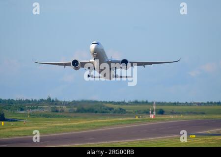 Helsinki / Finlandia - 5 AGOSTO 2023: Un Airbus A350, operato dalla compagnia di bandiera finlandese Finnair, in partenza dall'aeroporto di Helsinki. Foto Stock